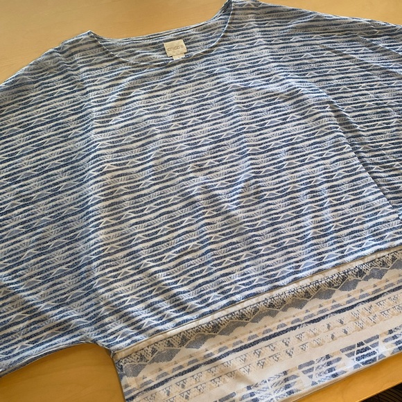 Chico’s, Size 1, blousy sleeved top, beautiful blue Aztec inspired design - Picture 4 of 8